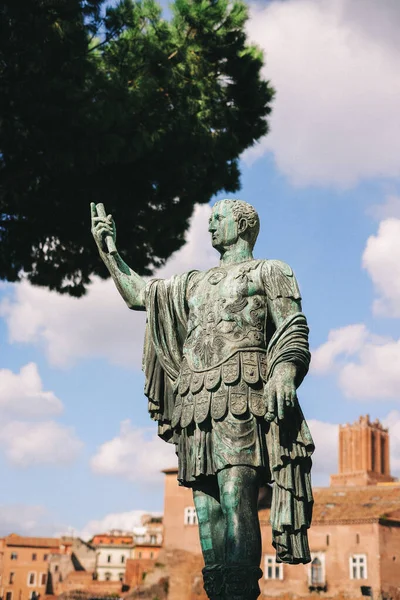 Вертикальный Снимок Статуи Императора Марка Нервы Риме Италия — стоковое фото