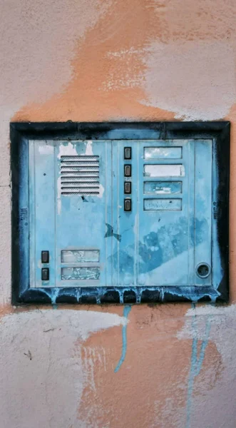 チェコ共和国の壁に描かれた電気ボックスの垂直ショット — ストック写真