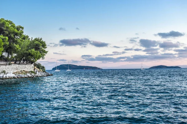 Uma Bela Vista Ilha Skiathos Grécia Com Fundo Céu Índigo — Fotografia de Stock