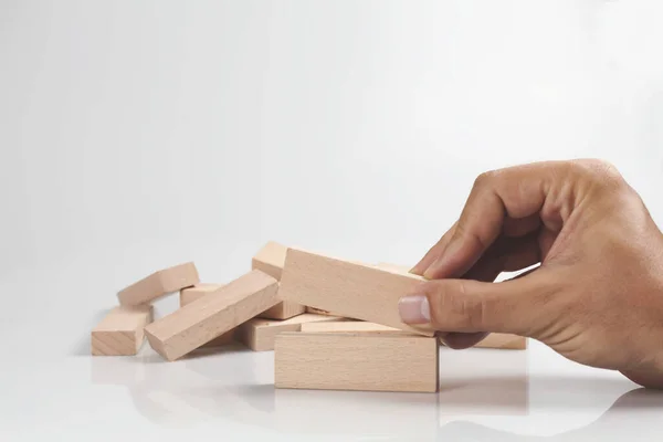 Uma Mão Humana Tentando Construir Uma Torre Com Pequenos Blocos — Fotografia de Stock