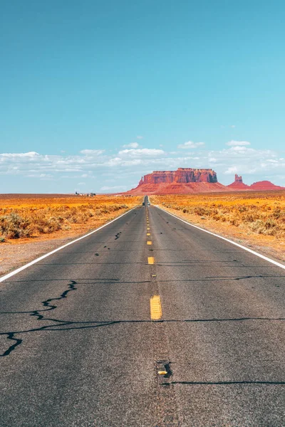 Een Verticale Opname Van Monument Valley National Park Met Verbazingwekkende — Stockfoto