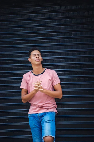Kot Pantolon Giyen Açık Pembe Tişörtlü Garaj Duvarına Yaslanmış Genç — Stok fotoğraf
