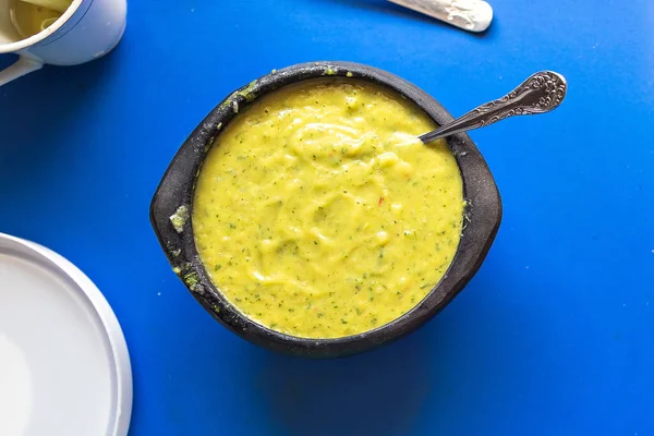 Una Toma Guacamole Ángulo Alto Recipiente Con Una Cuchara Sobre —  Fotos de Stock