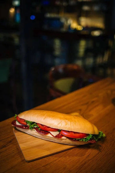 Μια Κάθετη Λήψη Από Ένα Νόστιμο Σάντουιτς Στο Τραπέζι — Φωτογραφία Αρχείου