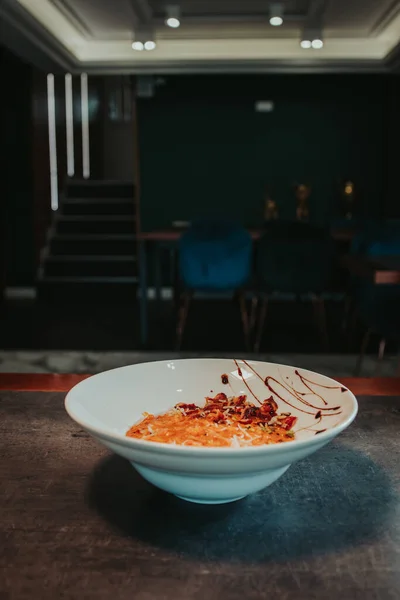 Una Toma Vertical Plato Comida Tradicional Sobre Una Mesa — Foto de Stock