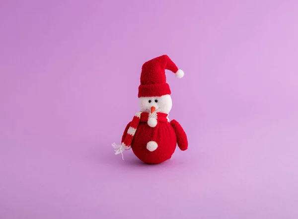 Eine Nahaufnahme Eines Niedlichen Schneemanns Lila Hintergrund — Stockfoto
