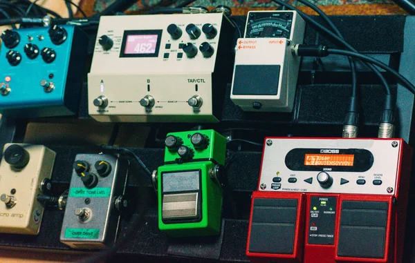 Een Selectieve Focus Shot Van Professionele Pedalboard Elektrische Gitaar Pedaal — Stockfoto