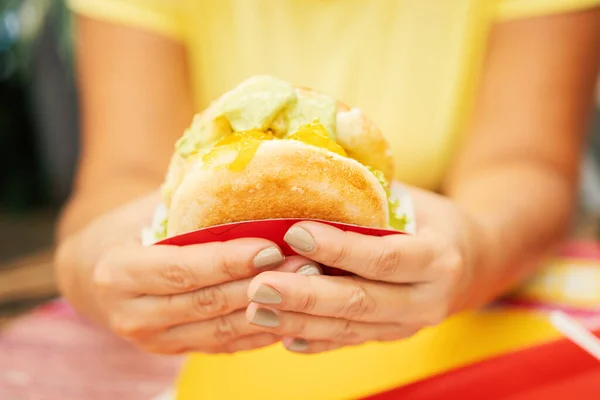 Zbliżenie Samicy Pokazującej Pysznego Burgera Zewnętrznej Kawiarni — Zdjęcie stockowe