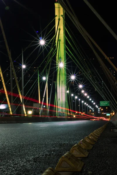 Most Dlouhým Expozičním Osvětlením Projíždějícími Vozidly — Stock fotografie
