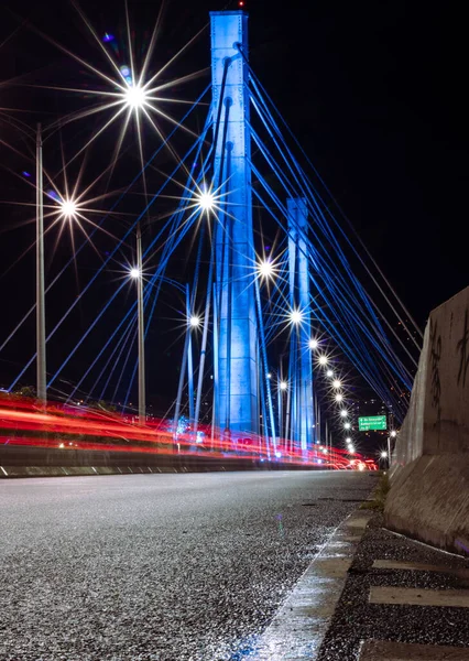 通過車両との長い露出灯と橋 — ストック写真