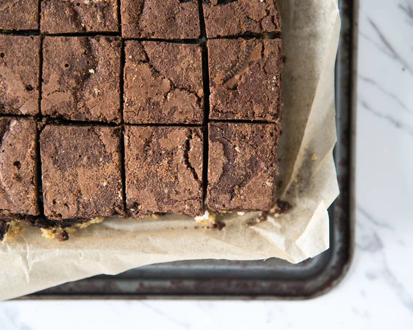 Uma Vista Superior Dos Brownies Chocolate Frescos Deliciosos Bandeja — Fotografia de Stock