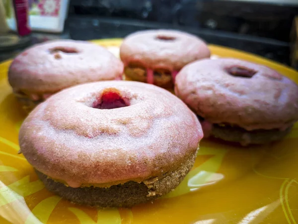 Primer Plano Donuts Caseros Con Glaseado Chocolate Rosa Pasteles Caseros —  Fotos de Stock