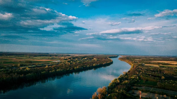 Воздушный Кадр Реки Окруженной Лесами Полями — стоковое фото