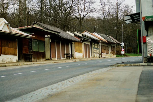 Een Weggetje Omringd Door Kleine Gebouwen — Stockfoto