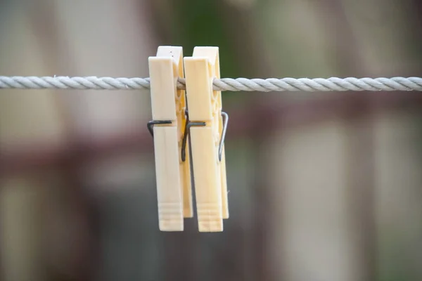 Primer Plano Dos Pinzas Plástico Sobre Una Cuerda Sobre Fondo —  Fotos de Stock