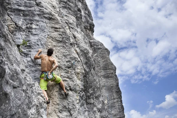 Breathtaking Shot Young Male Climbing High Rock Champfromier France — Foto Stock