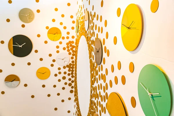 Relógios Decorativos Coloridos Pendurados Parede — Fotografia de Stock