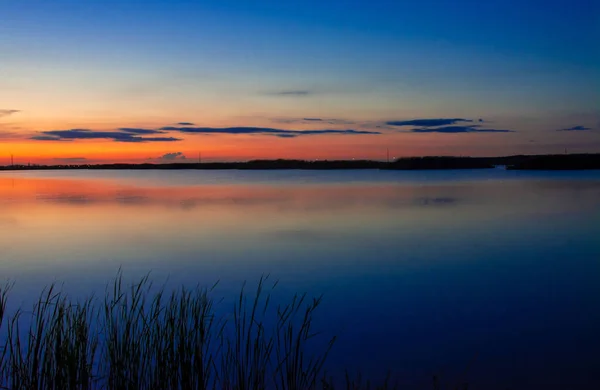 Eine Wunderschöne Szenerie Des Sonnenuntergangs Der Sich Abend Plattensee Spiegelt — Stockfoto