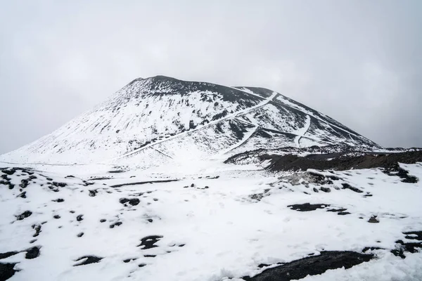 Terreno Volcánico Salvaje Del Etna Con Caminos Nieve Ceniza —  Fotos de Stock