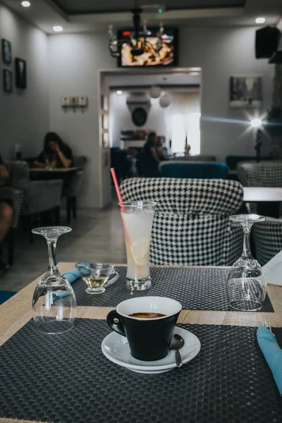Een Verticaal Schot Van Een Kop Koffie Een Glas Een — Stockfoto