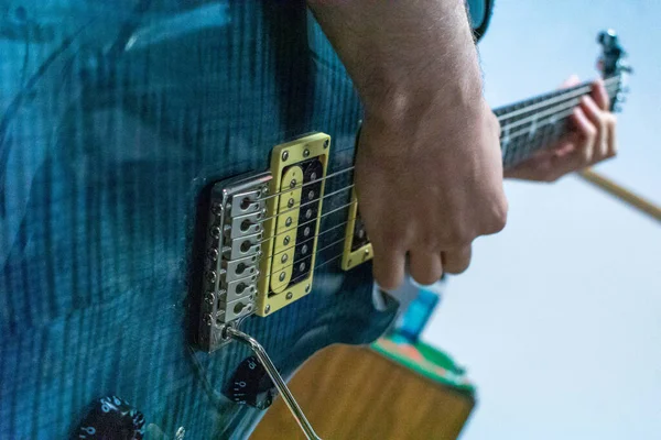 Mise Point Sélective Jeune Musicien Jouant Guitare Électrique Dans Studio — Photo
