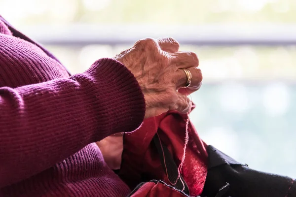 Een Close Shot Van Een Oude Vrouw Naaien — Stockfoto