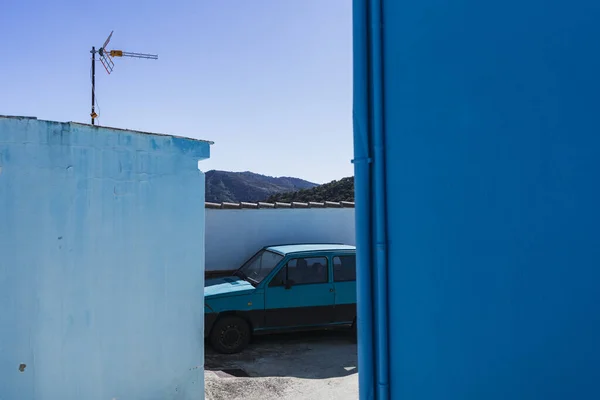 Velho Carro Azul Estacionado Junto Paredes Azuis — Fotografia de Stock