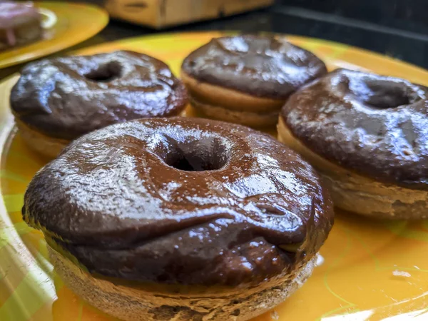 Primer Plano Donas Caseras Con Hielo Chocolate Pasteles Caseros —  Fotos de Stock