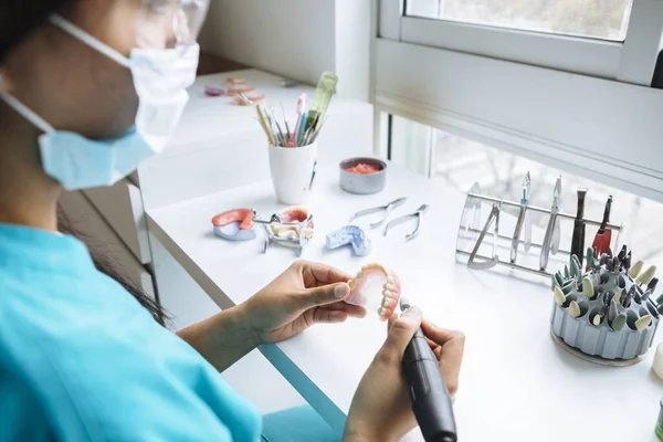 Takma Diş Üzerinde Çalışan Bir Kadın Doktorun Yakın Plan Fotoğrafı — Stok fotoğraf