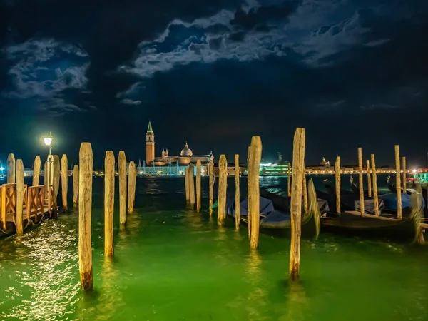 Una Bella Notte Nuvolosa Gondole Ormeggiate Con Sullo Sfondo Chiesa — Foto Stock