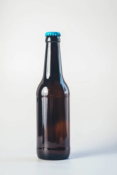 Een Verticaal Shot Van Bierglazen Fles Met Een Blauwe Dop — Stockfoto