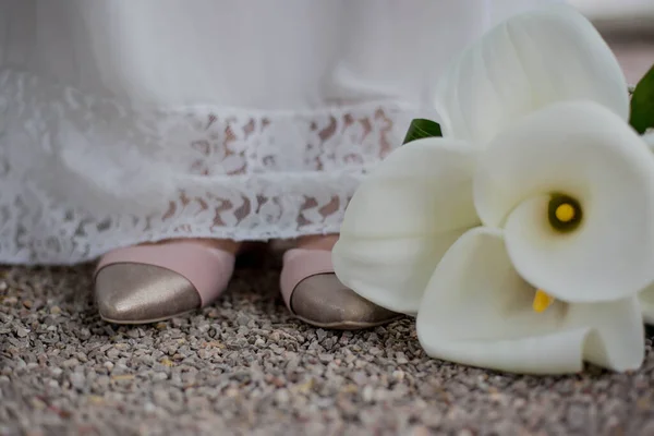 Крупный План Невесты Белом Платье Туфлях Свадебный Букет Полу — стоковое фото