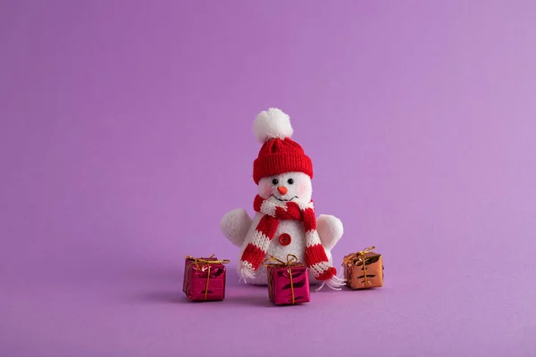 Крупный План Смешного Снеговика Трех Красочных Маленьких Подарочных Коробок Фиолетовом — стоковое фото