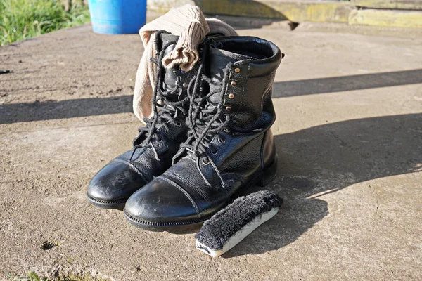 Tiro Close Uma Bota Par Preto Com Escova Sapato Limpeza — Fotografia de Stock