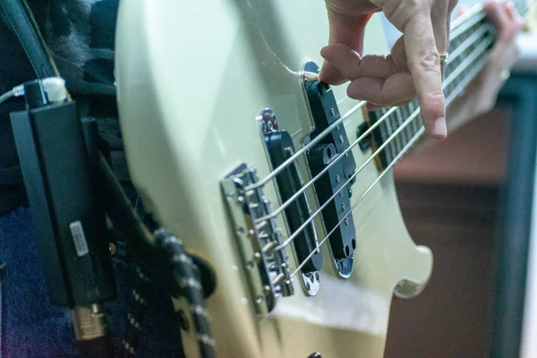 Uma Foto Seletiva Jovem Músico Tocando Guitarra Elétrica Estúdio — Fotografia de Stock