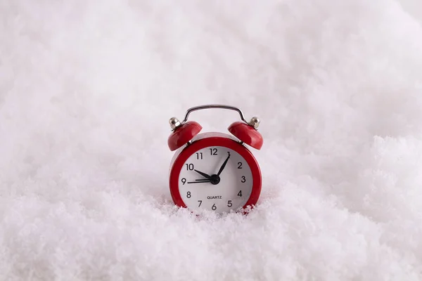 Closeup Red Alarm Clock Snow Clock Counting Time Till New — Stock Photo, Image