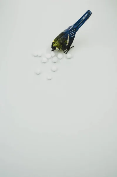 Egy Függőleges Lövés Egy Kis Kézzel Készített Madár Figura Fehér — Stock Fotó