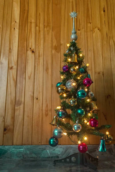 Vertikální Záběr Vánočního Stromečku Lesklou Výzdobou — Stock fotografie