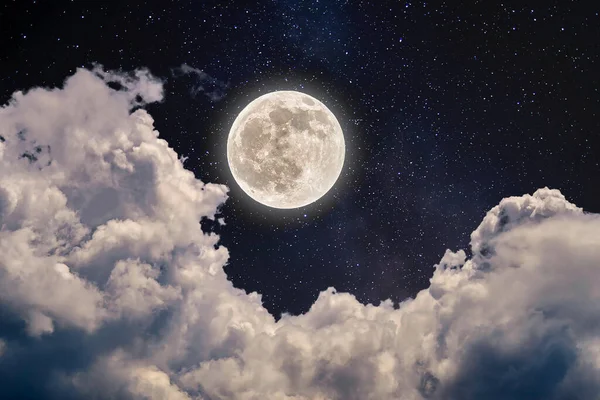 Belo Tiro Lua Cheia Céu Noturno Cheio Estrelas Nuvens Cumulus — Fotografia de Stock