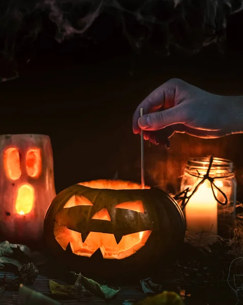 Вертикальный Снимок Украшенных Тыквенных Головок Хэллоуин Свечами — стоковое фото