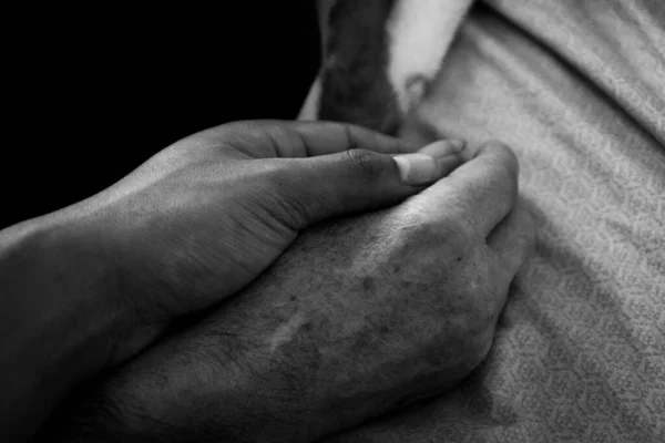 Een Grijsschaal Opname Van Een Jonge Persoon Die Hand Vasthoudt — Stockfoto