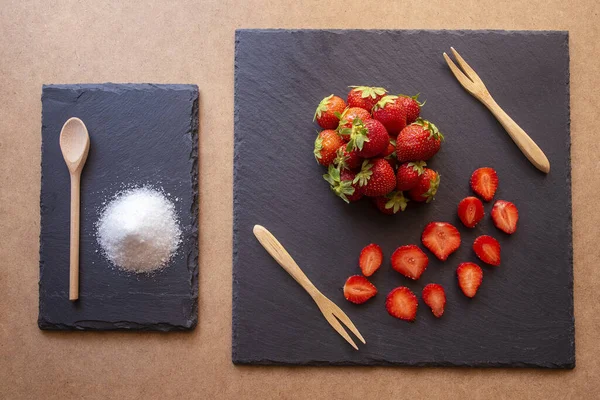 Bovenaanzicht Van Aardbeien Plaat Met Suiker Een Houten Vork — Stockfoto