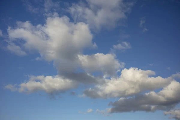 Elbűvölő Kilátás Kék Égre Bolyhos Felhőkkel — Stock Fotó