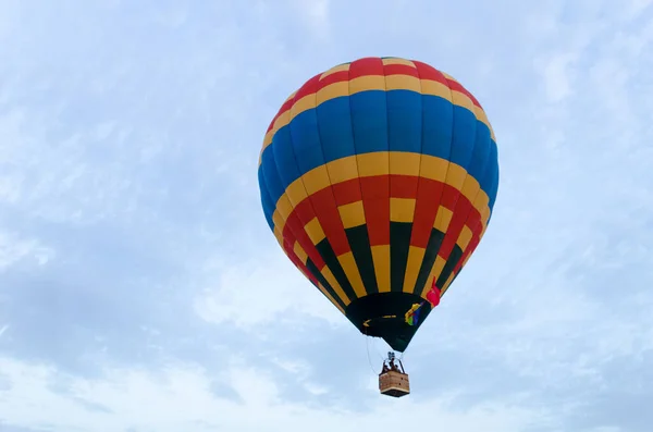 Ένα Πολύχρωμο Μεγάλο Αερόστατο Κατά Διάρκεια Του Φεστιβάλ Μπαλόνι Στην — Φωτογραφία Αρχείου