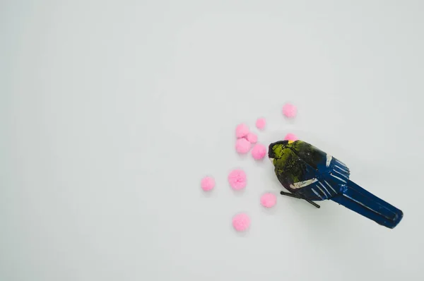 Вид Сверху Маленькую Фигурку Птицы Ручной Работы Розовыми Ватными Шариками — стоковое фото