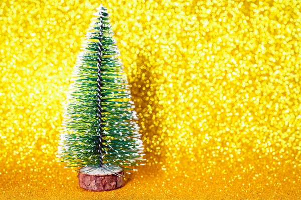 Ένα Χριστουγεννιάτικο Δέντρο Ένα Λαμπερό Κίτρινο Φόντο Ιδανικό Για Φόντο — Φωτογραφία Αρχείου