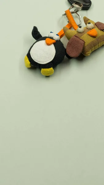 Egy Függőleges Felvétel Egy Kulcstartóról Játékokkal Egy Fehér Felületen — Stock Fotó