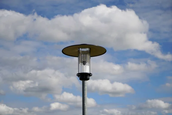 Primer Plano Una Farola Durante Día Contra Cielo Nublado —  Fotos de Stock