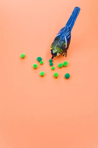 Colpo Verticale Una Figura Dipinta Mano Uccello Con Batuffoli Cotone — Foto Stock