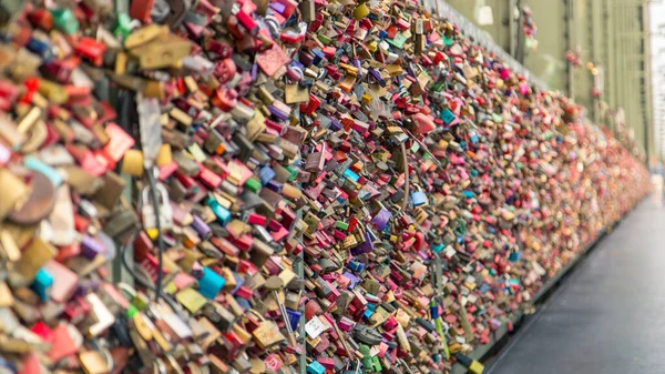 Een Prachtige Opname Van Een Muur Volledig Bedekt Met Kleurrijke — Stockfoto